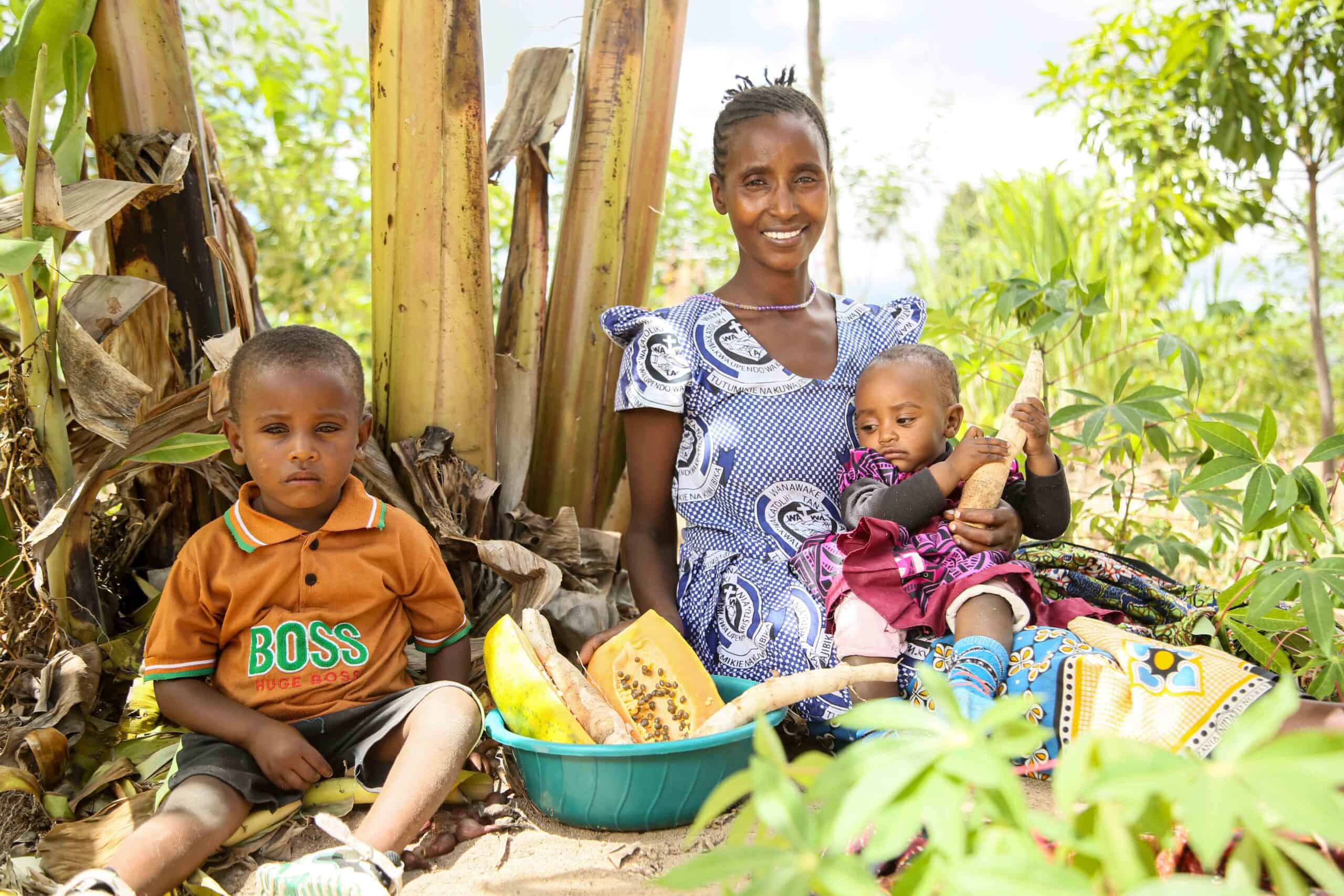 Farmer Carolina with her children - Trees for the Future