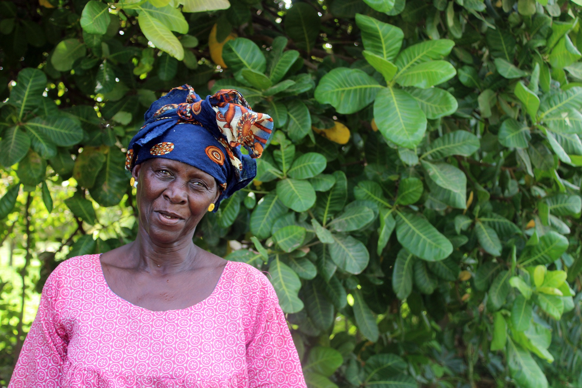 Mor Niang's aunt supports him in the Forest Garden.